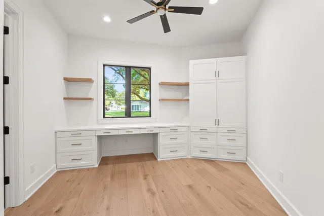 walk in closet with window