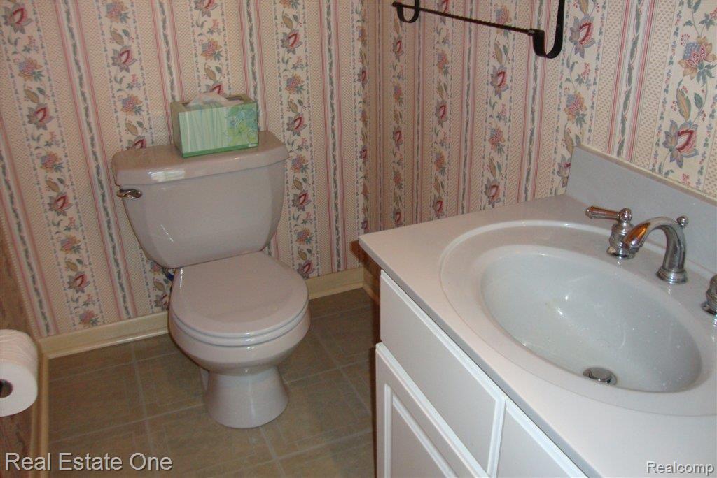 4170 Valley Forge Road Bloomfield Hills, MI 48301 - Photo 23 of 25 Half Bath
