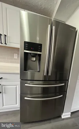$2,400 | 406 Essexwood Court, Essex, MD 21221