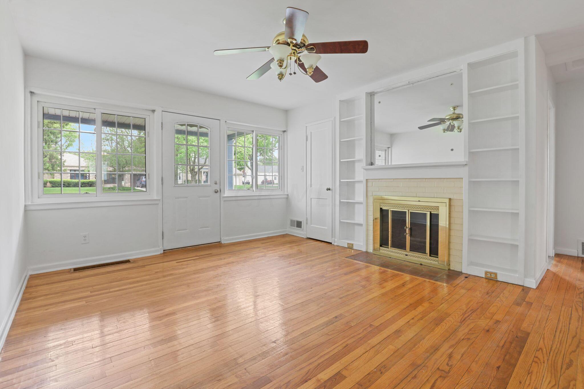 2189 Jervis Road Columbus, OH 43221 - Photo 4 of 34 Living Room