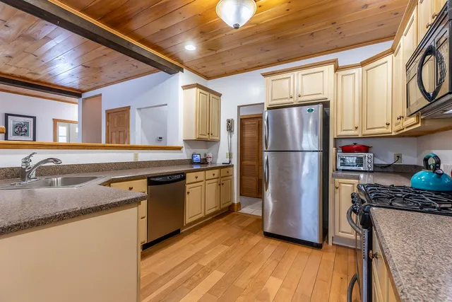 $575,000 | 64 Gleason Farm Lane, Jamaica, VT 05343