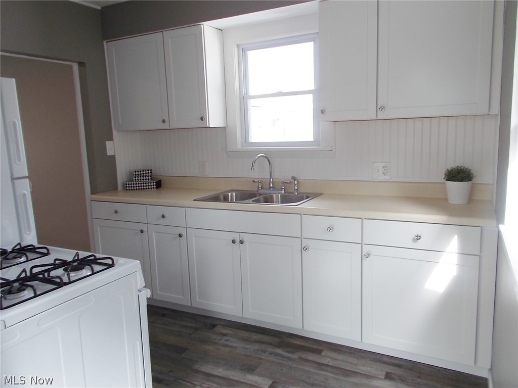 495 Massillon Road Akron, OH 44306 - Photo 7 of 28 Updated kitchen with all appliances