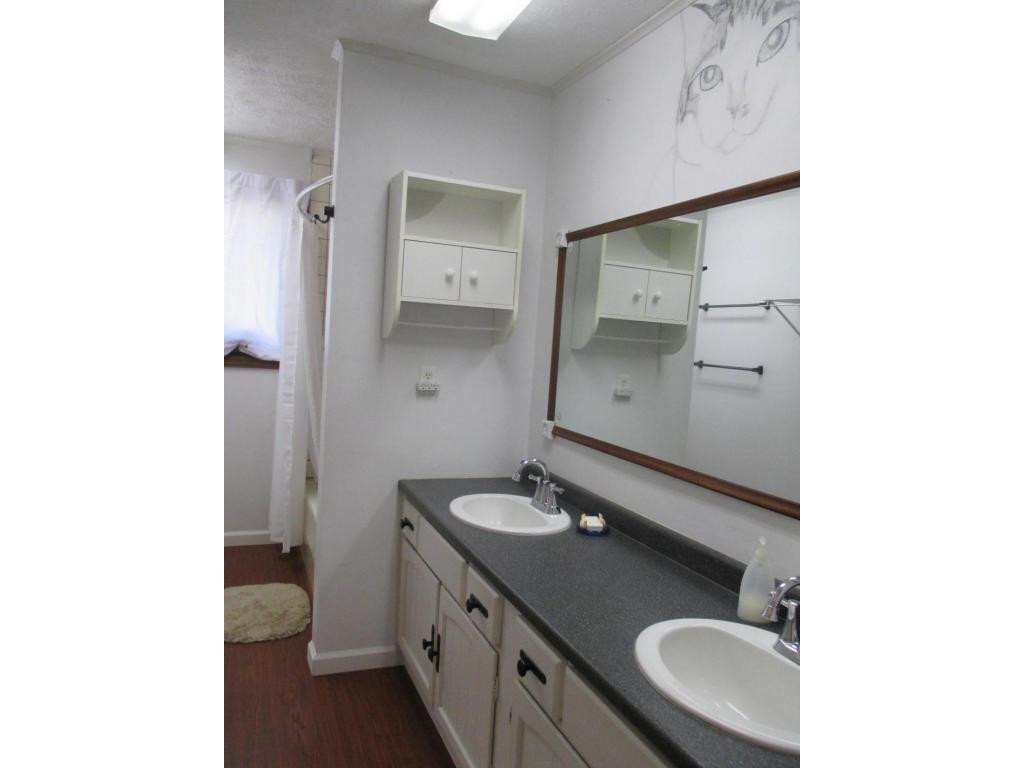 4220 Reservoir Road Kingsport, TN 37660 - Photo 14 of 24 Upstairs Full Bath