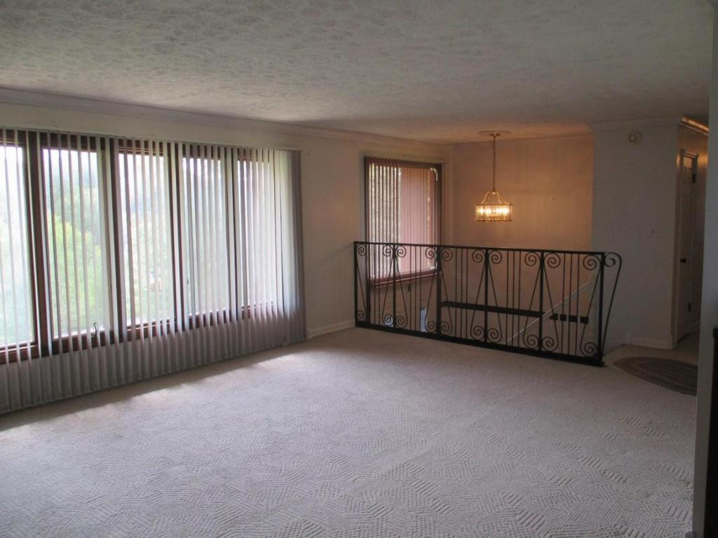 4220 Reservoir Road Kingsport, TN 37660 - Photo 2 of 24 Living Room