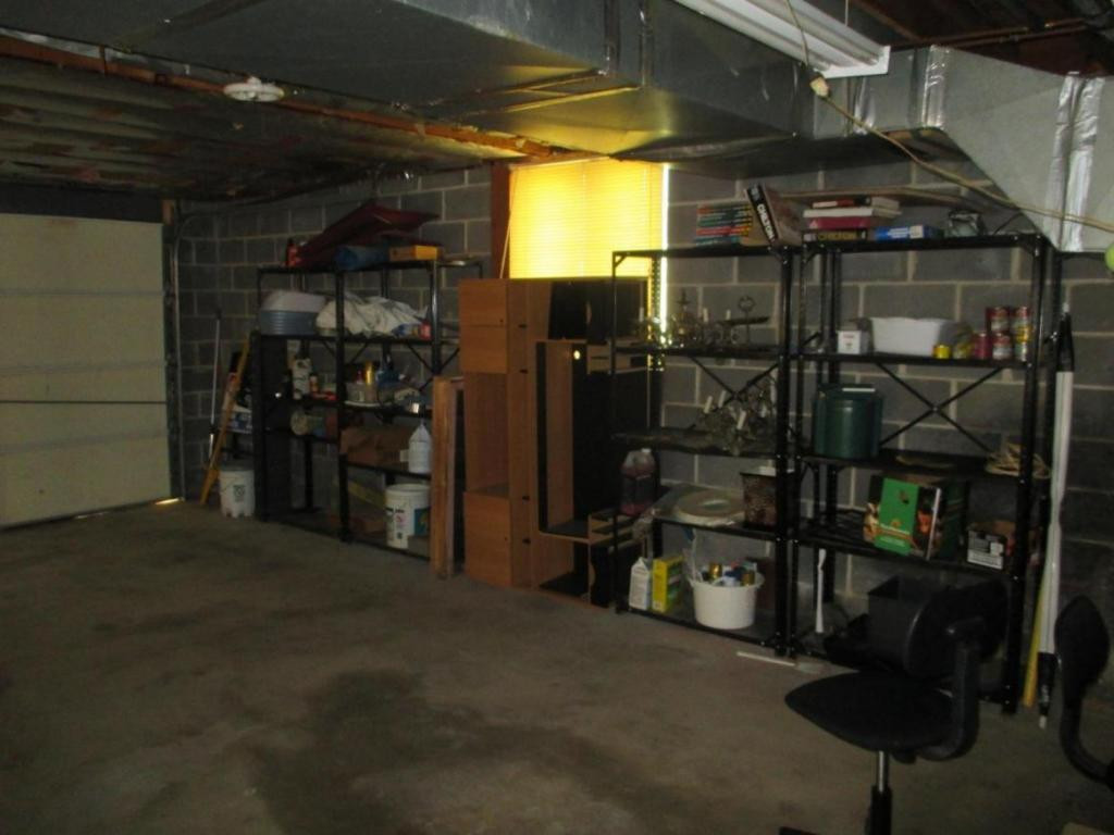 4220 Reservoir Road Kingsport, TN 37660 - Photo 23 of 24 Garage