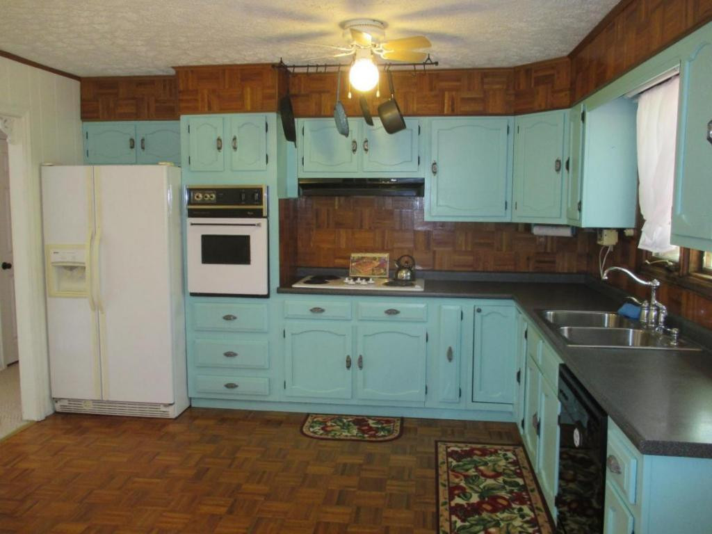 4220 Reservoir Road Kingsport, TN 37660 - Photo 5 of 24 Kitchen