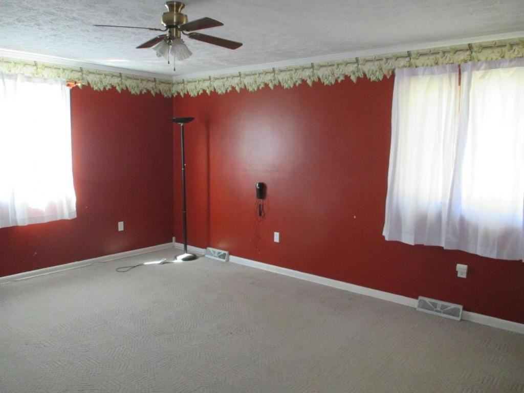 4220 Reservoir Road Kingsport, TN 37660 - Photo 10 of 24 Master Bedroom