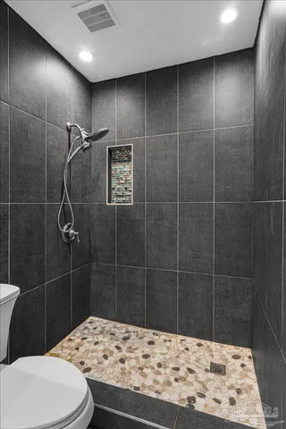 an empty room with window and windows