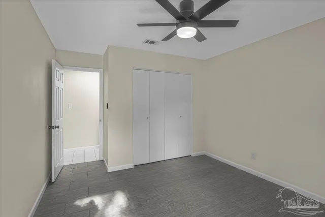 an empty room with window and windows