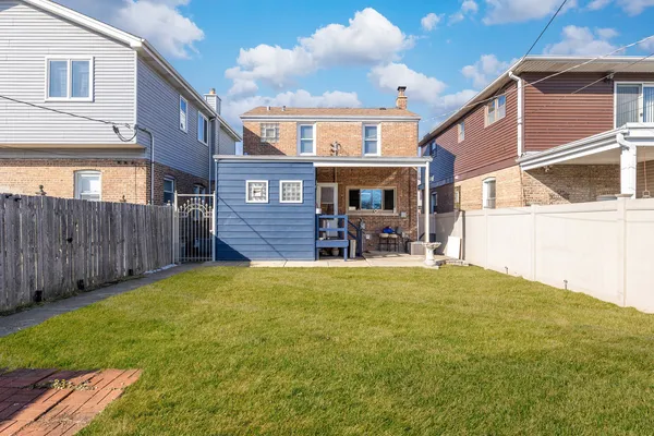 a view of back yard of the house