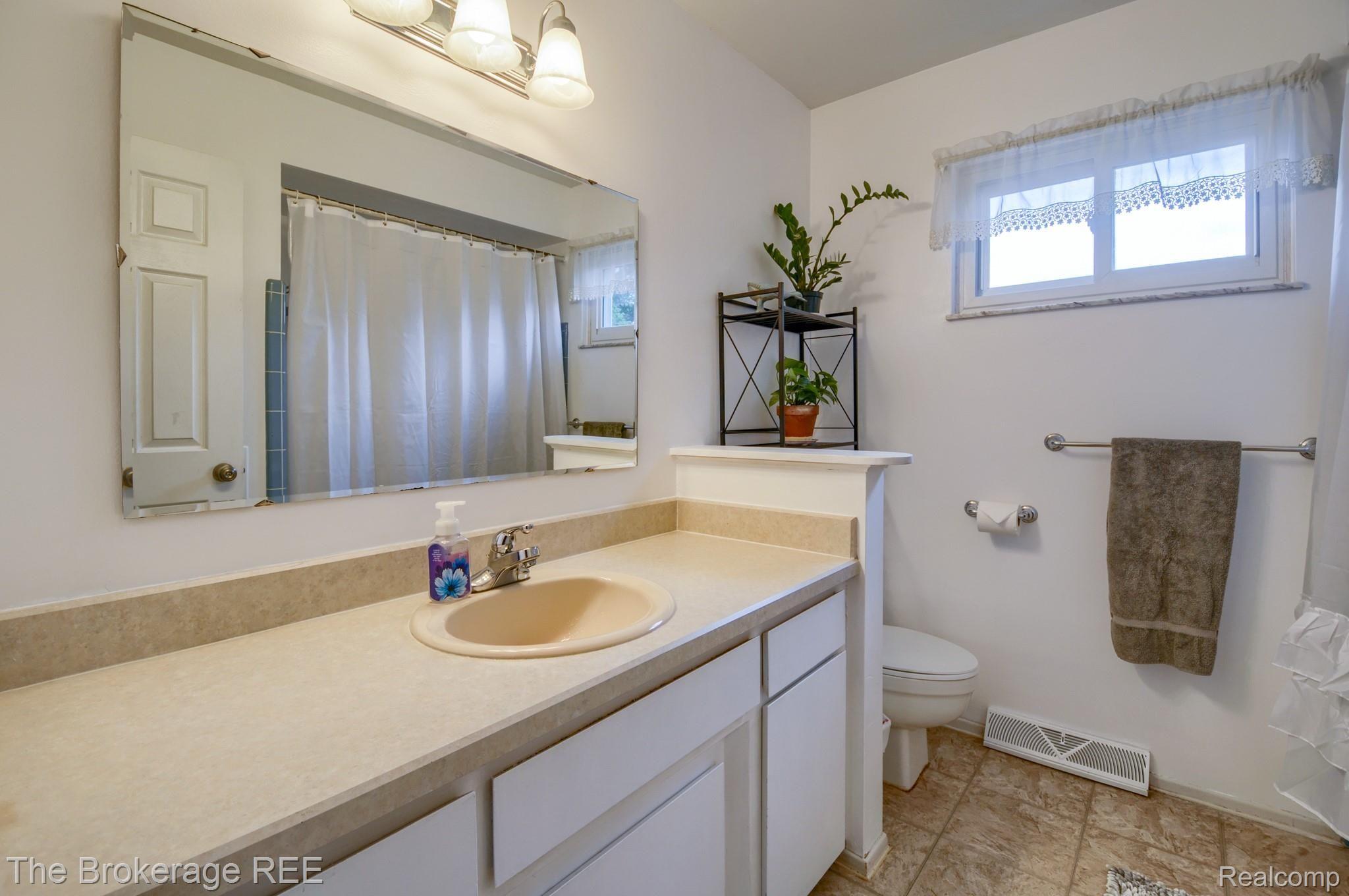 2304 East Cook Road Grand Blanc, MI 48439 - Photo 27 of 32 SD3_4626-HDR(5).jpg