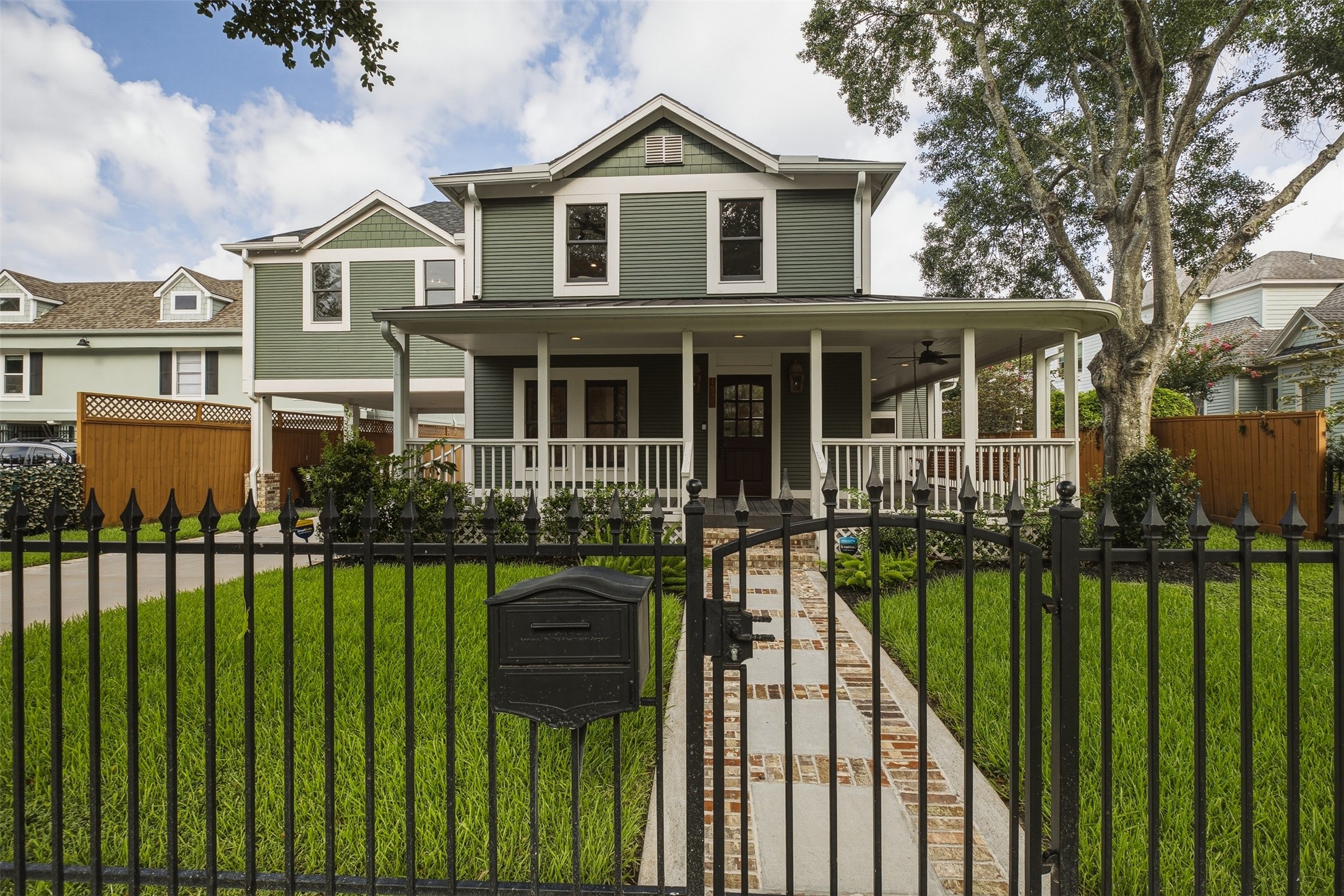1535 Rutland Street Houston, TX 77008 - Photo 3 of 50 a view of a house with backyard and garden