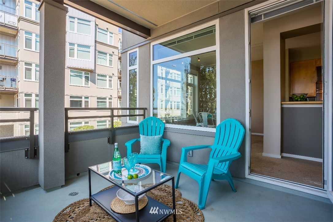 2000 Alaskan Way, Unit 257 Seattle, WA 98121 - Photo 12 of 25 a living room with furniture and a window