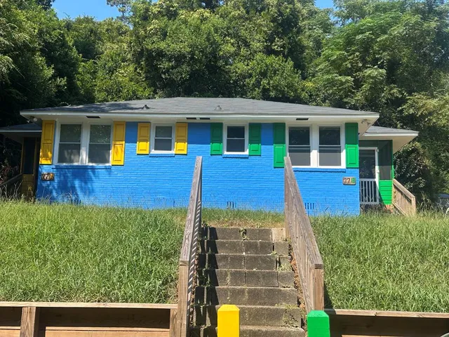 a view of house with a yard