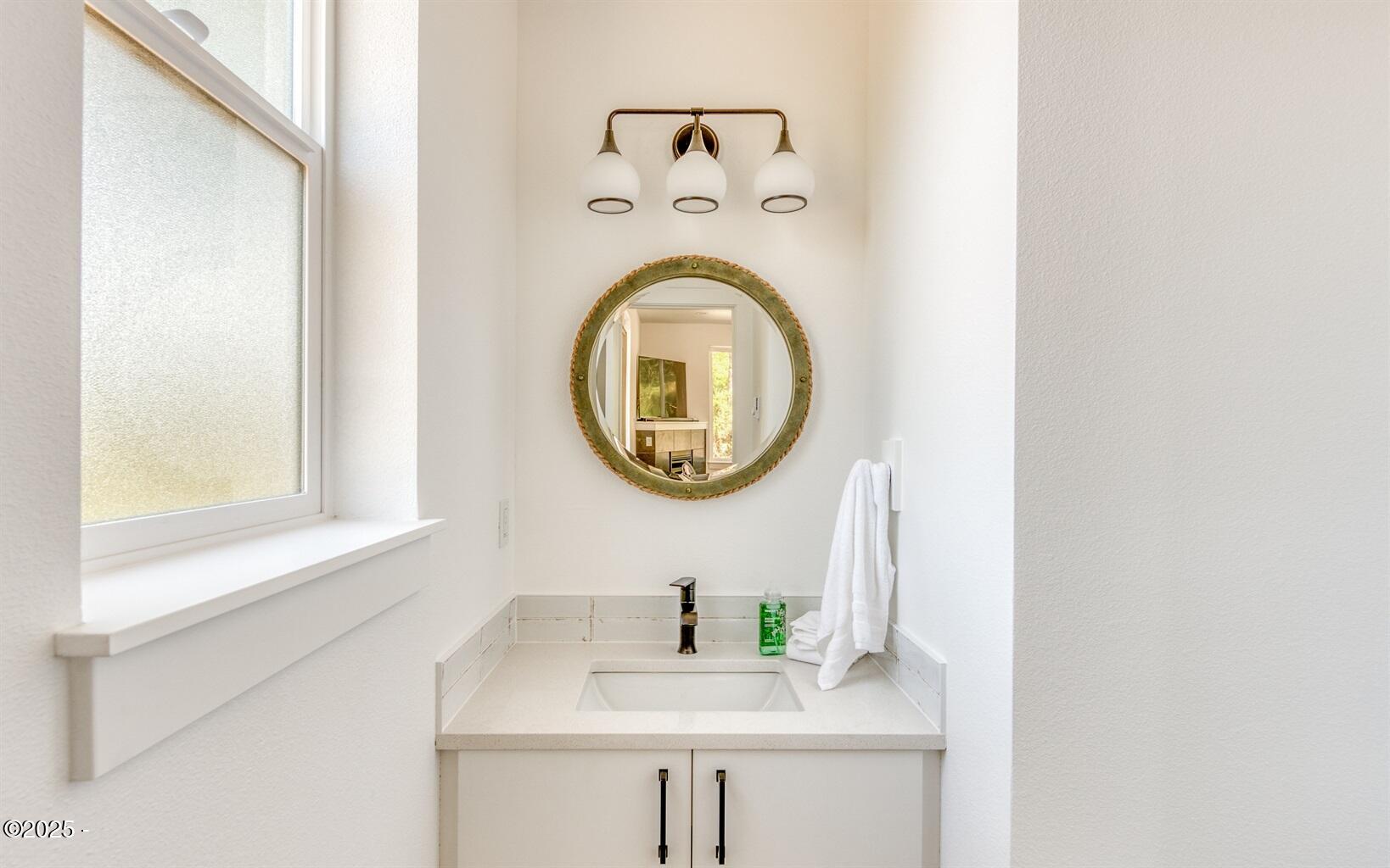 450 Southeast Shell Avenue Depoe Bay, OR 97341 - Photo 14 of 24 Half bath on main
