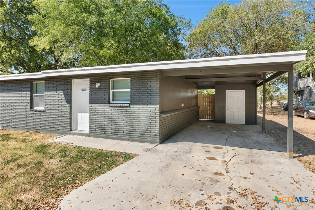 1007 Hackberry Street San Marcos, TX 78666 - Photo 3 of 36 a view of a garage