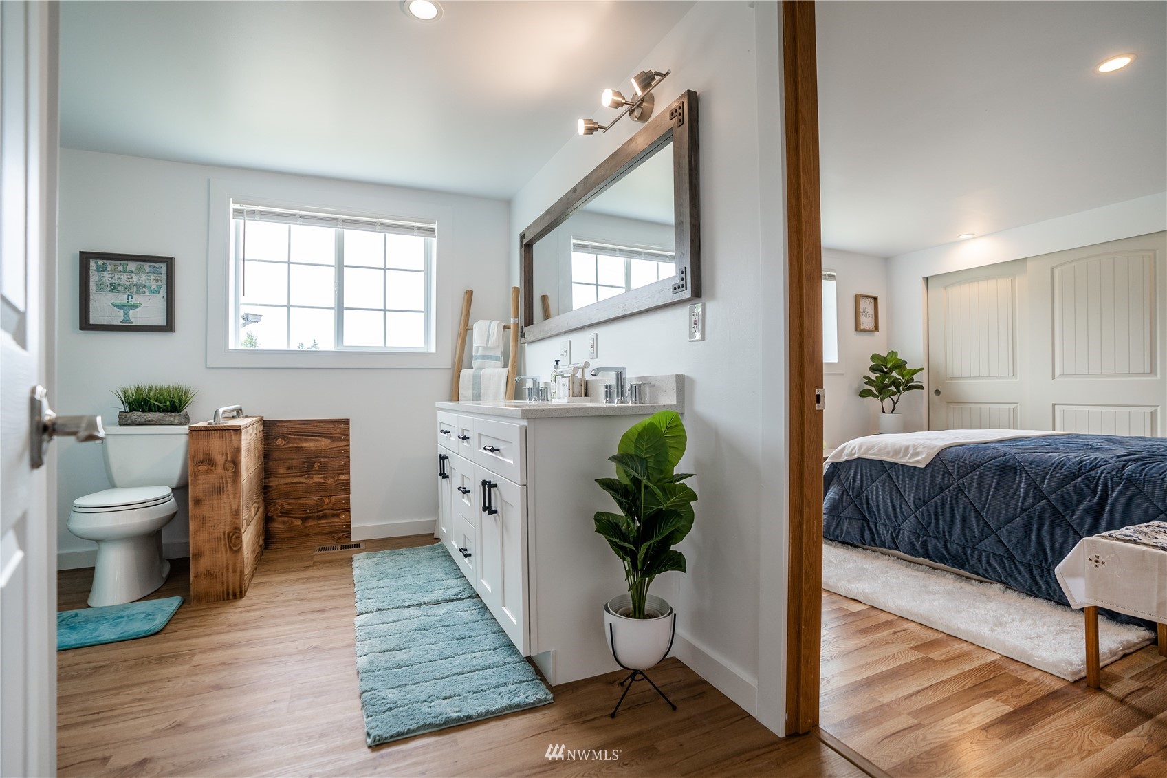 3114 Jackson Highway Chehalis, WA 98532 - Photo 27 of 40 a living room with furniture and a potted plant