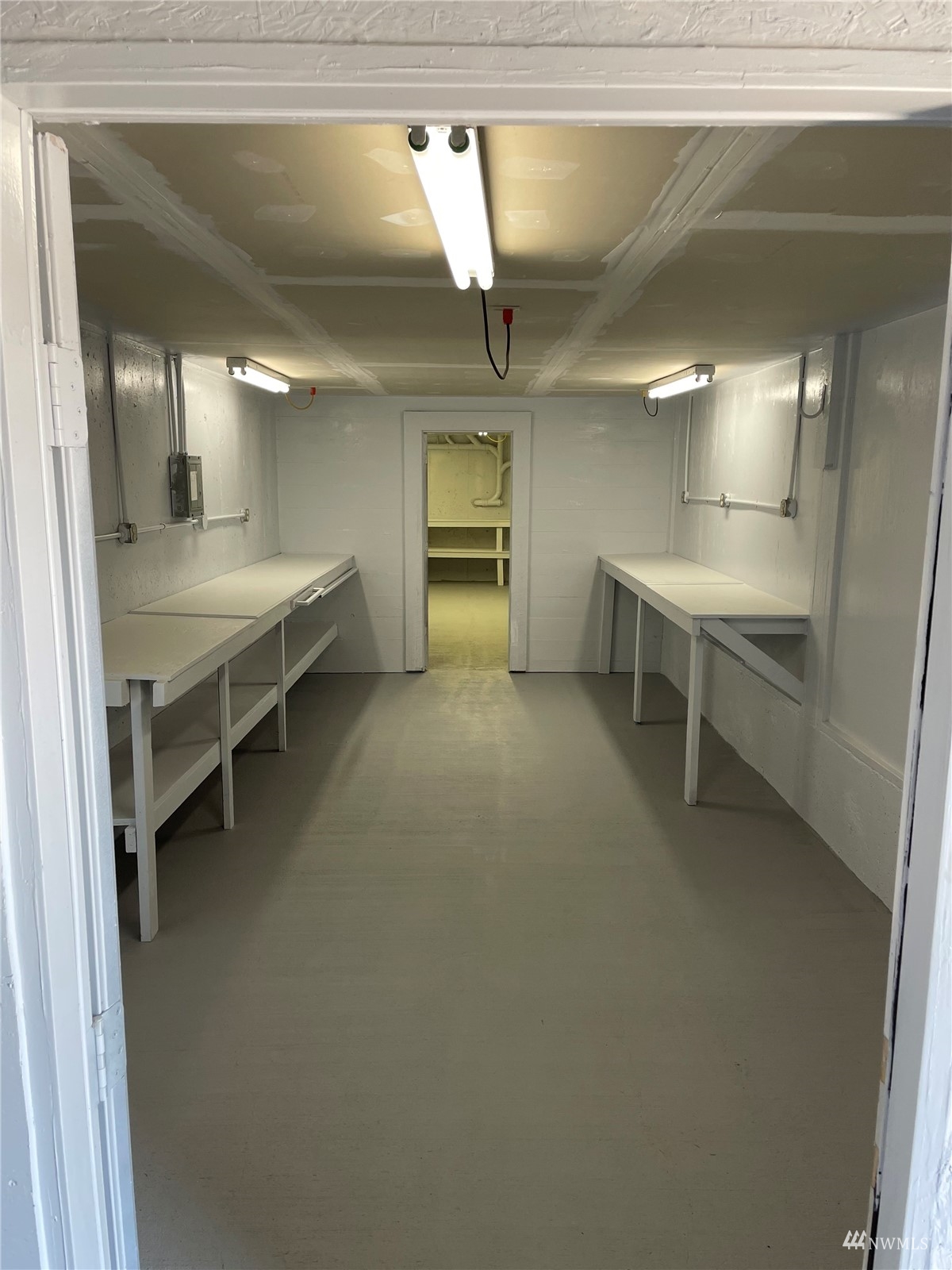 3114 Jackson Highway Chehalis, WA 98532 - Photo 35 of 40 a bathroom with a sink and a mirror