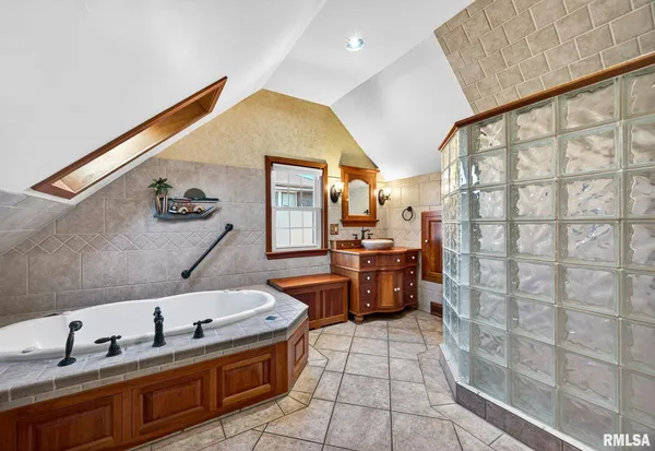 $374,900 | 745 North Academy Street, Galesburg, IL 61401