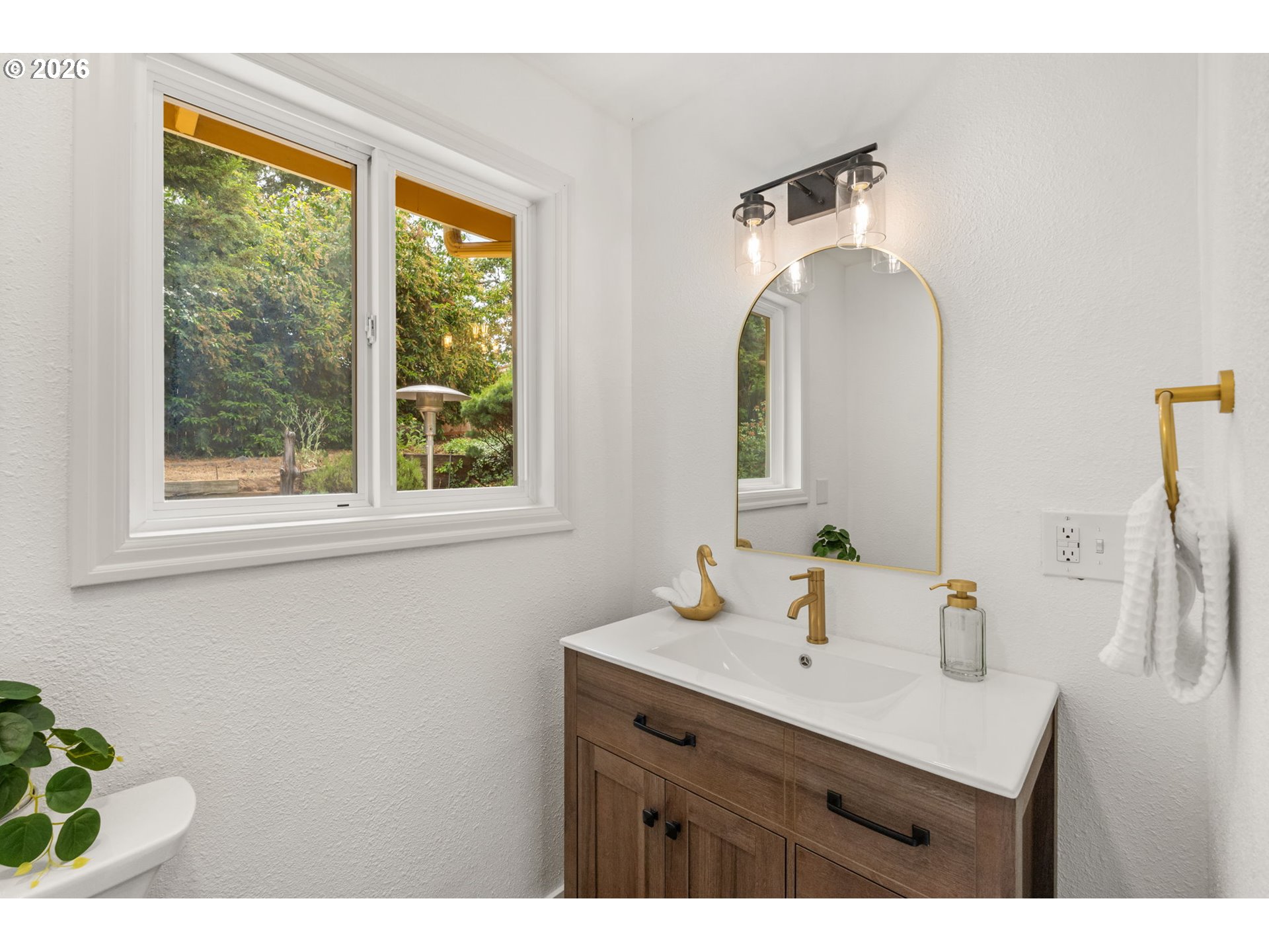 1995 Greiner Street Eugene, OR 97405 - Photo 17 of 39 a bathroom with a sink vanity and a mirror