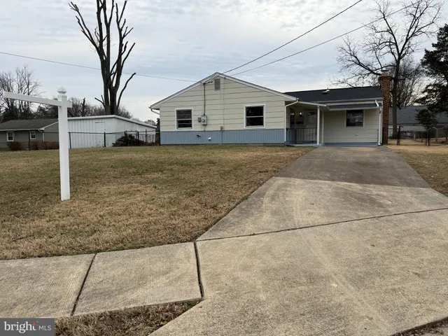 a view of a yard in front of a house