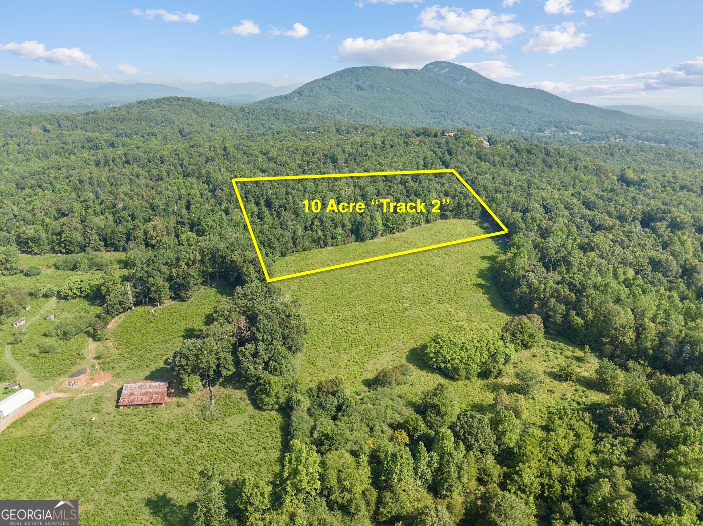 a view of a back yard