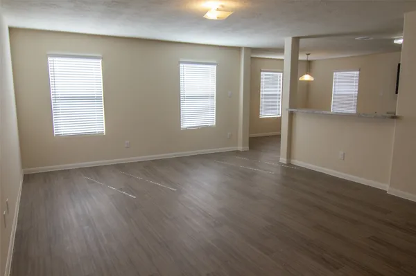 $2,090 | 926 Hidden Cove Court, La Marque, TX 77568