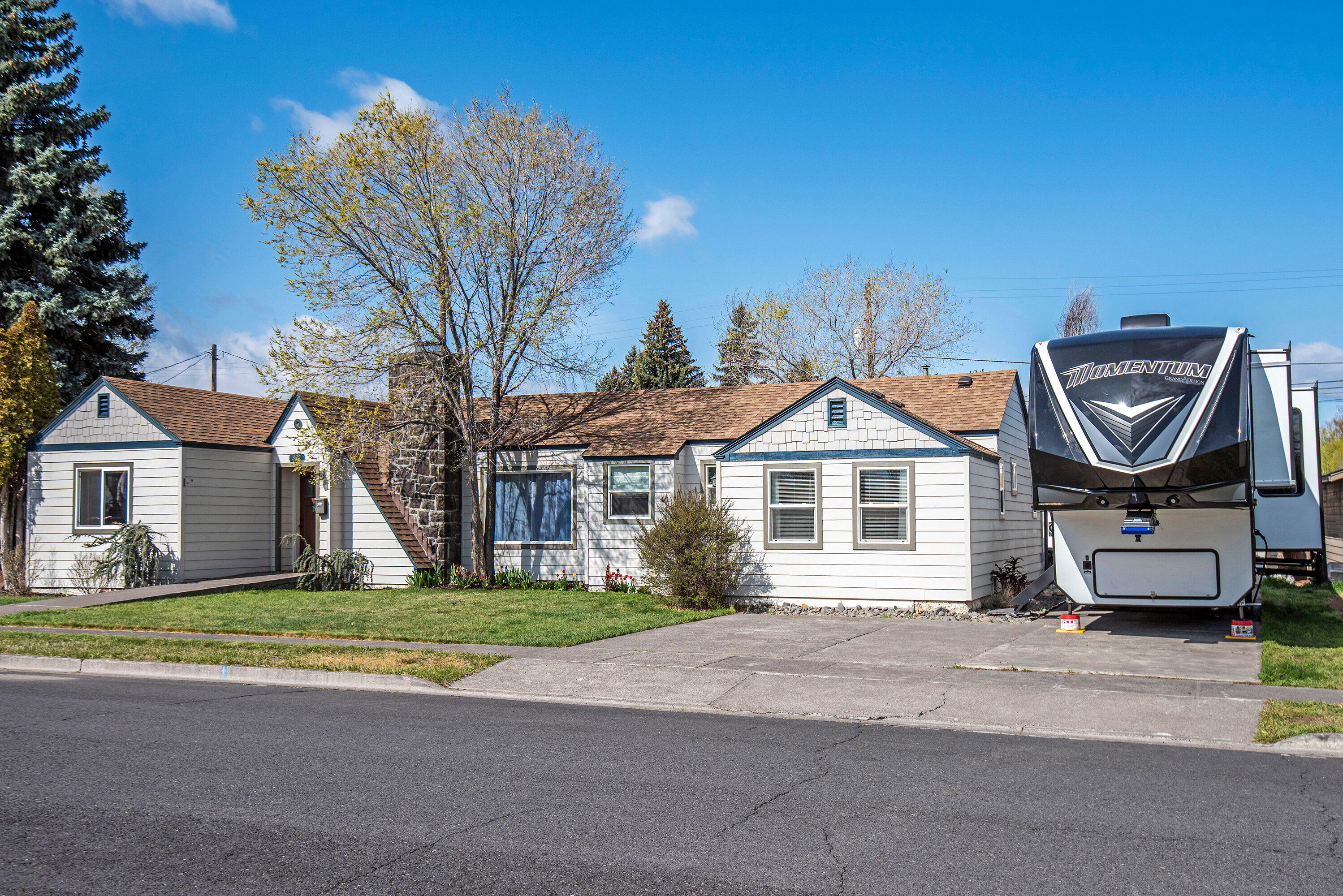 327 Southwest 10th Street Redmond, OR 97756 - Photo 2 of 23 327 SW 10th St Redmond OR-print-002-002-