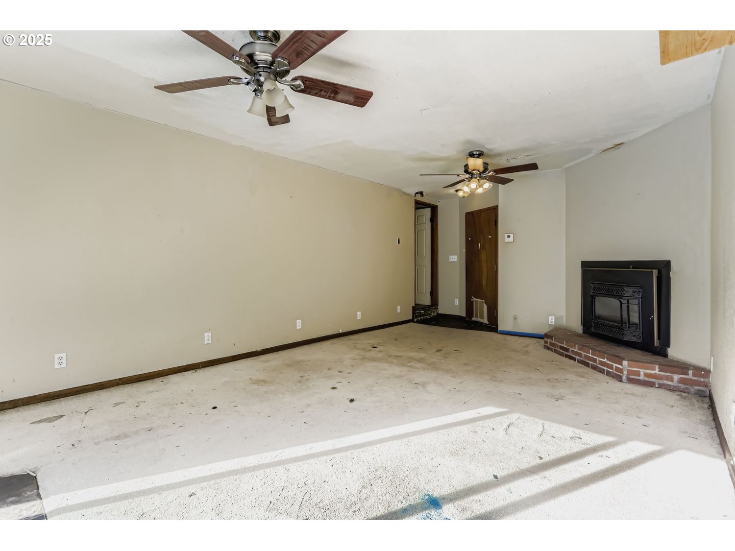 6524 Southeast 86th Avenue Portland, OR 97266 - Photo 18 of 30 a view of a livingroom with a ceiling fan and hardwood floor
