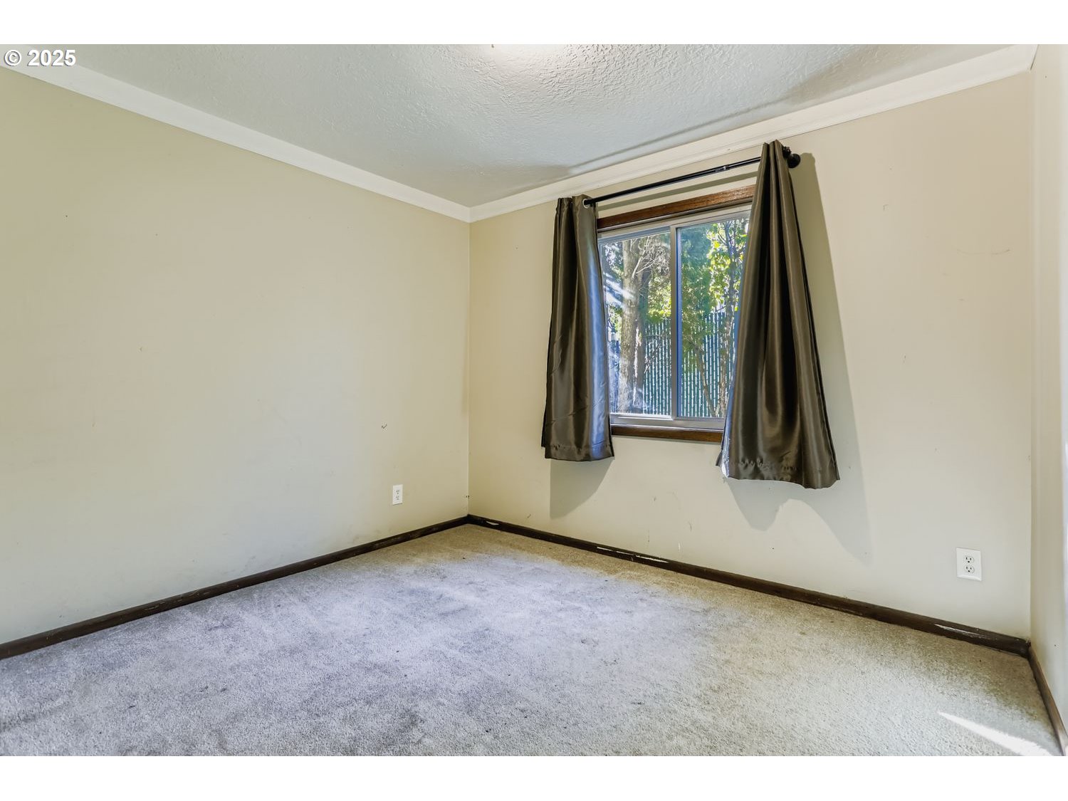 6524 Southeast 86th Avenue Portland, OR 97266 - Photo 24 of 30 an empty room with window