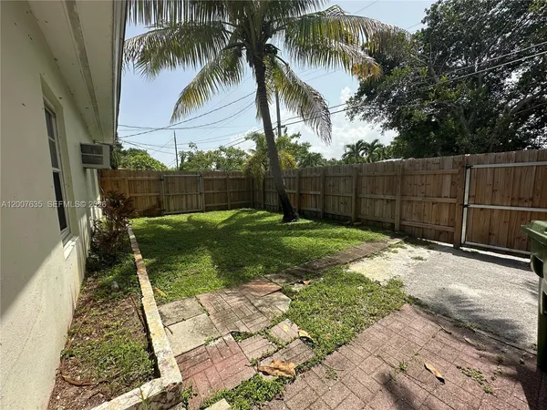 a view of a backyard