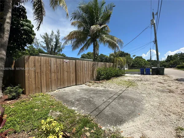 a view of a backyard