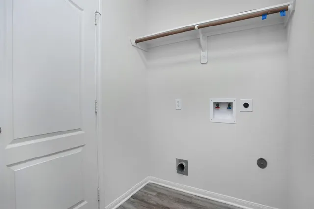 $1,800 | 384 Decoster Boulevard, Alvin, TX 77511