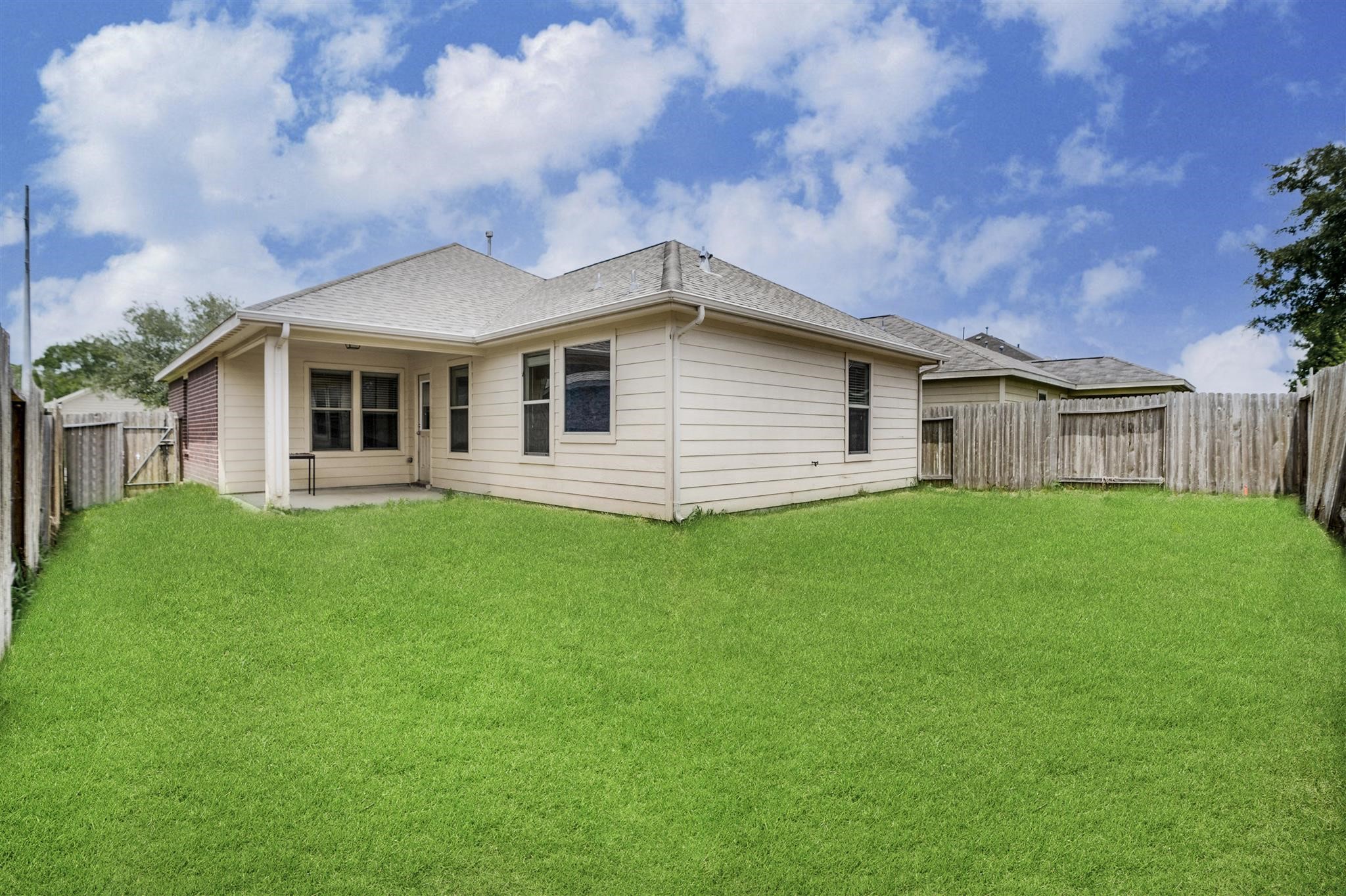 384 Decoster Boulevard Alvin, TX 77511 - Photo 27 of 27 a front view of house with yard and green space