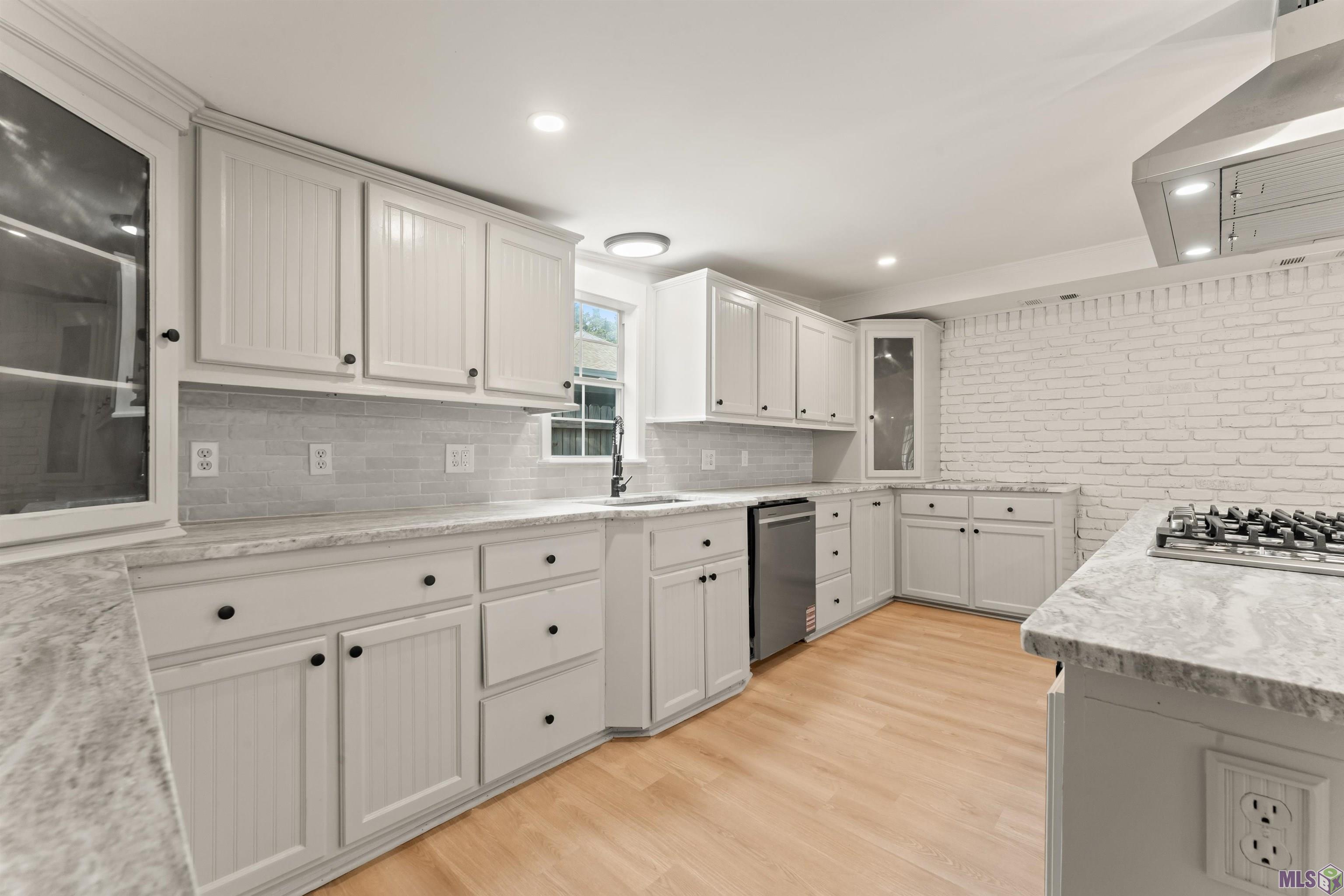 12734 Mustang Avenue Baton Rouge, LA 70818 - Photo 3 of 33 Full Kitchen Wraparound