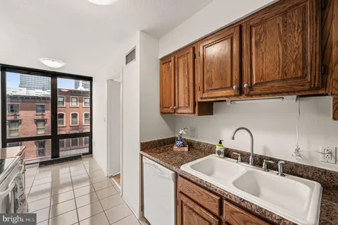 $560,000 | 2018 Walnut Street, Unit 5B, Philadelphia, PA 19103
