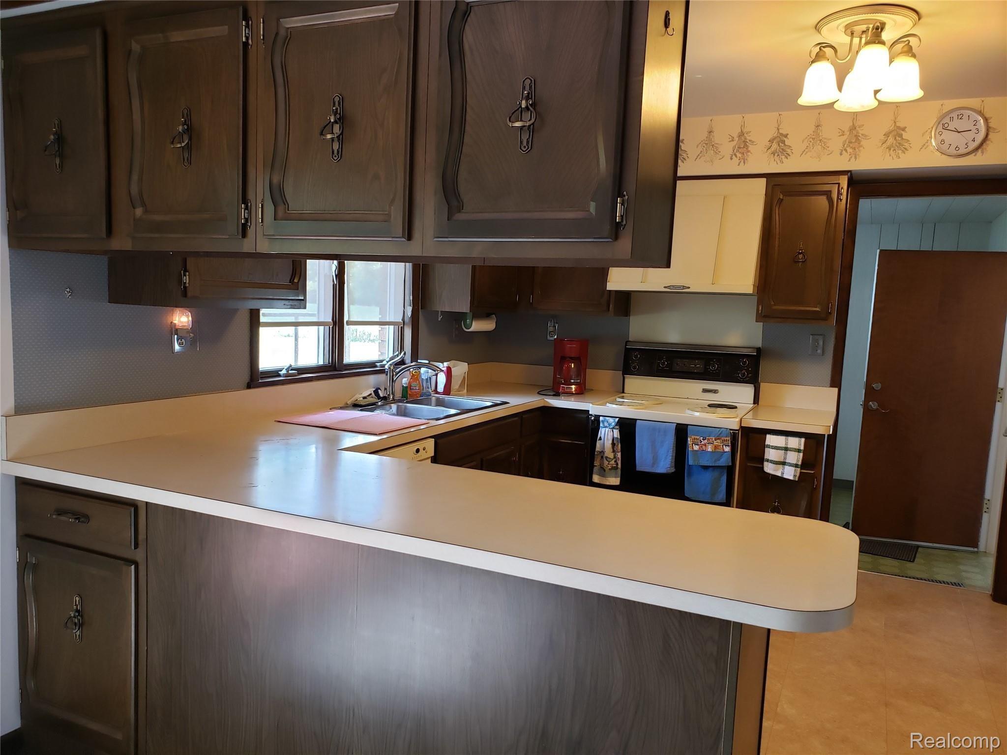 1919 Sandy Creek Road Monroe, MI 48162 - Photo 9 of 22 20190913_144750.jpg