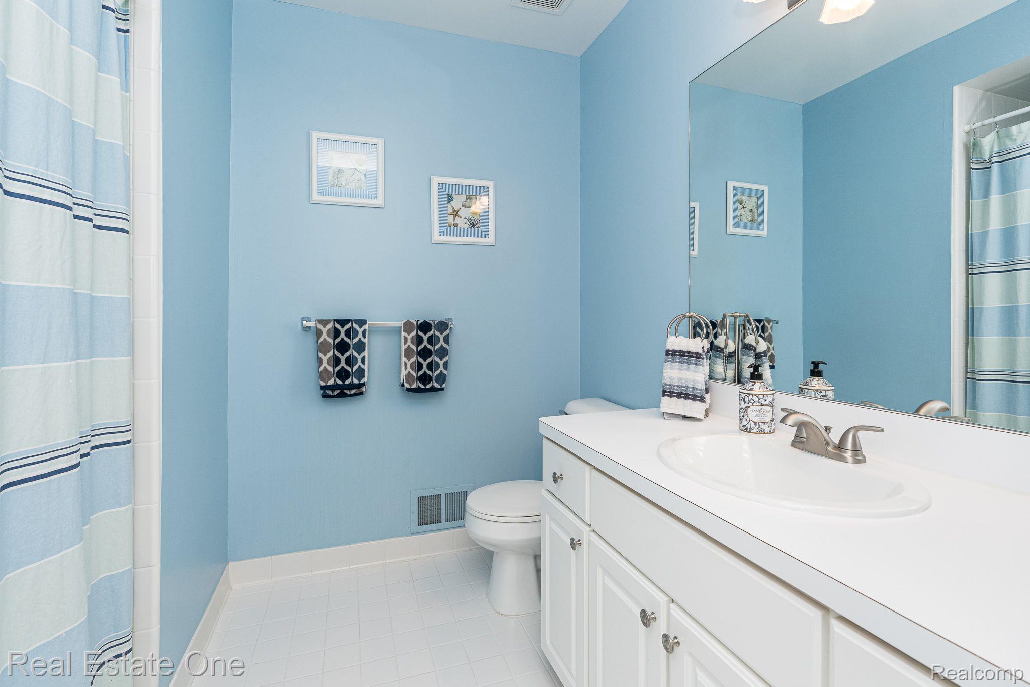 2657 Long Meadow Lane Rochester, MI 48307 - Photo 30 of 46 Main Full Bathroom