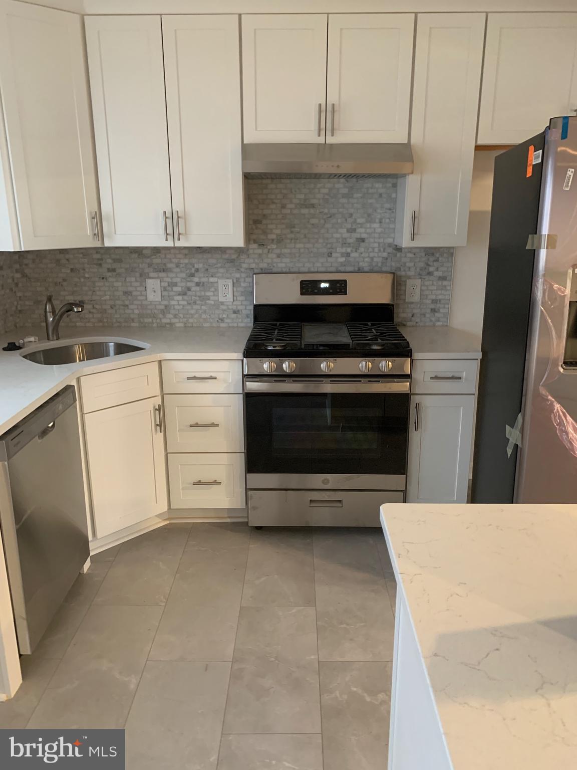 28 Othoridge Road Lutherville-Timonium, MD 21093 - Photo 2 of 27 a kitchen with cabinets and appliances