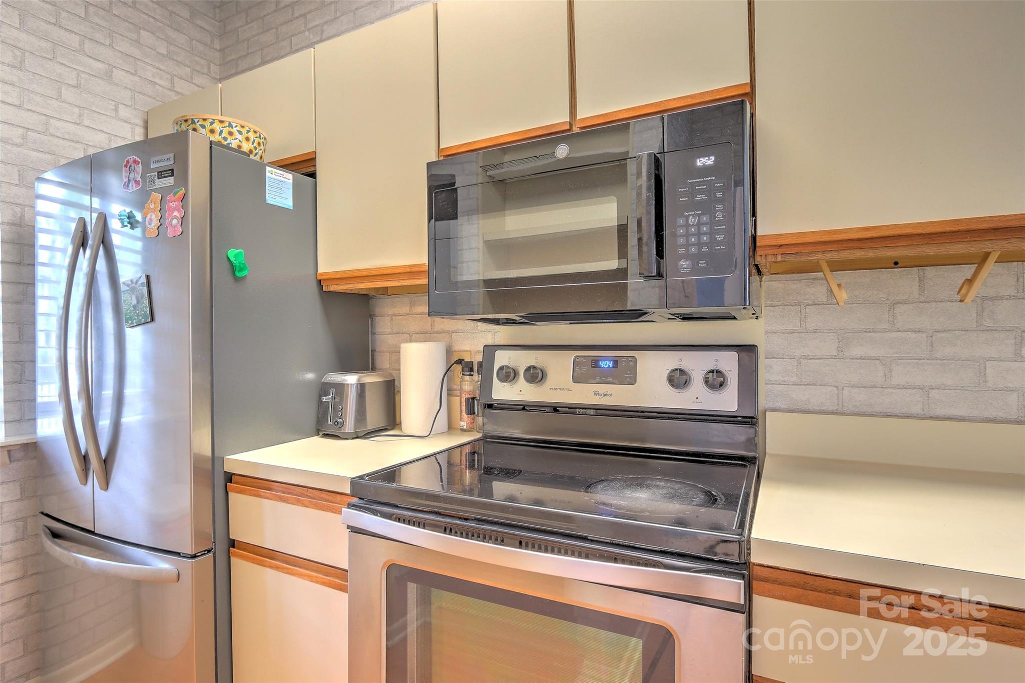 5 Gumtree Road, Unit D3 Hilton Head Island, SC 29926 - Photo 4 of 17 a stove top oven sitting inside of a kitchen
