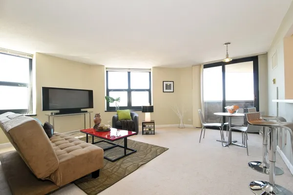 $1,750 | 3660 North Lake Shore Drive, Unit 4312, Chicago, IL 60613