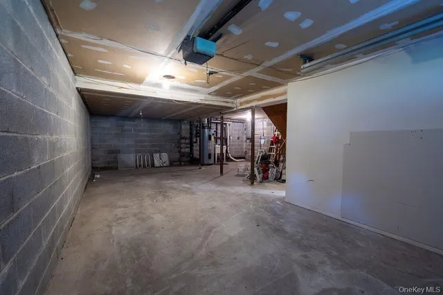 a view of empty room with a ceiling fan