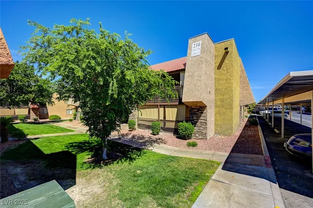 $1,400 | 5101 River Glen Drive, Unit 136, Las Vegas, NV 89103