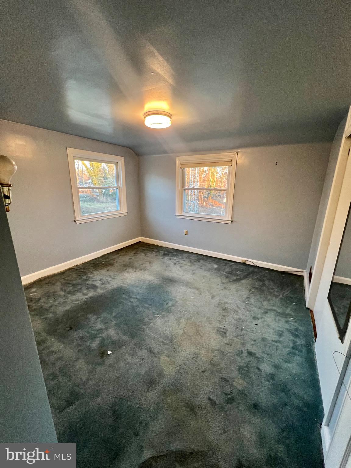 29 Beekman Road Wilmington, DE 19809 - Photo 12 of 32 an empty room with windows