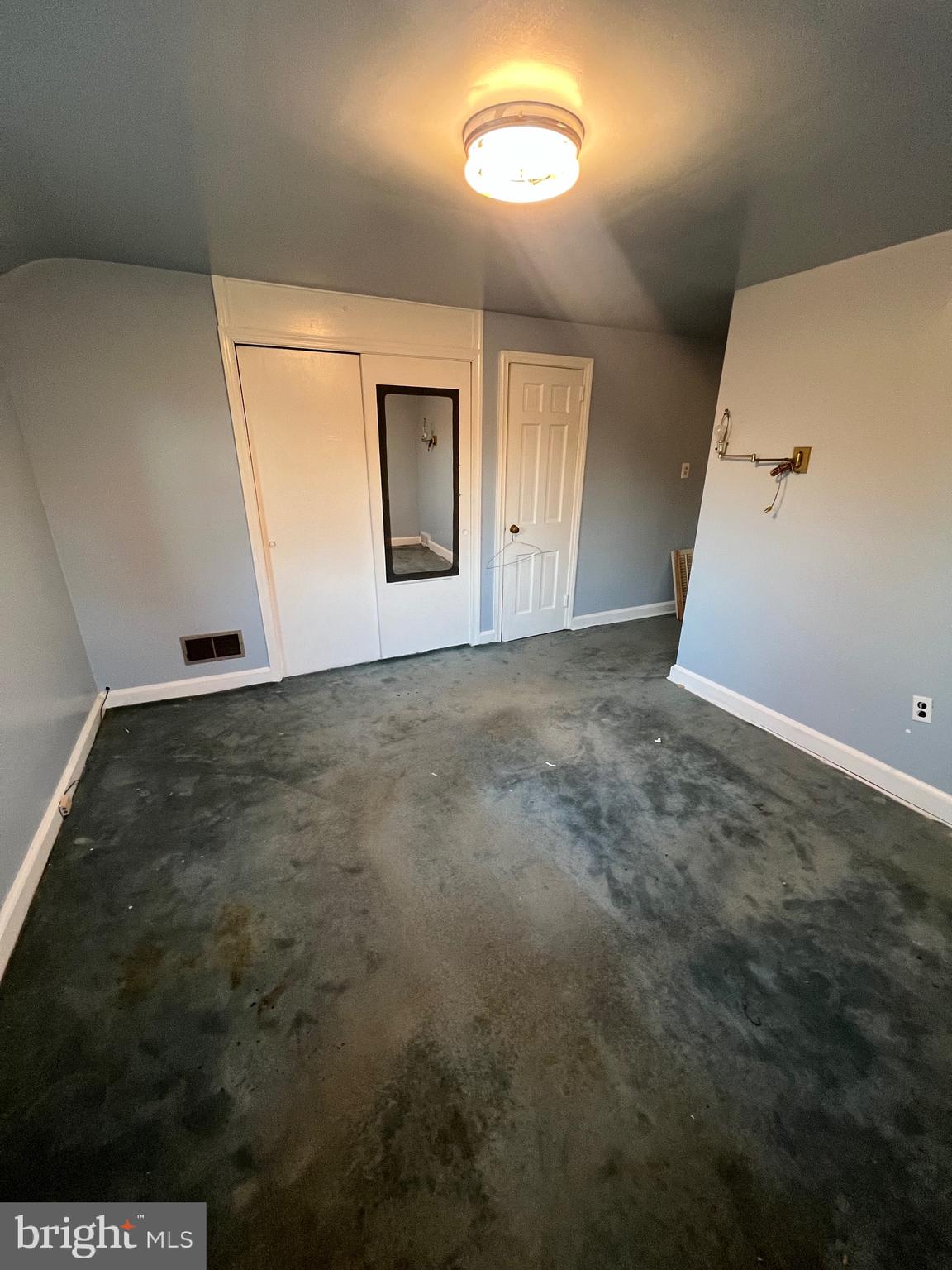 29 Beekman Road Wilmington, DE 19809 - Photo 22 of 32 an empty room with windows