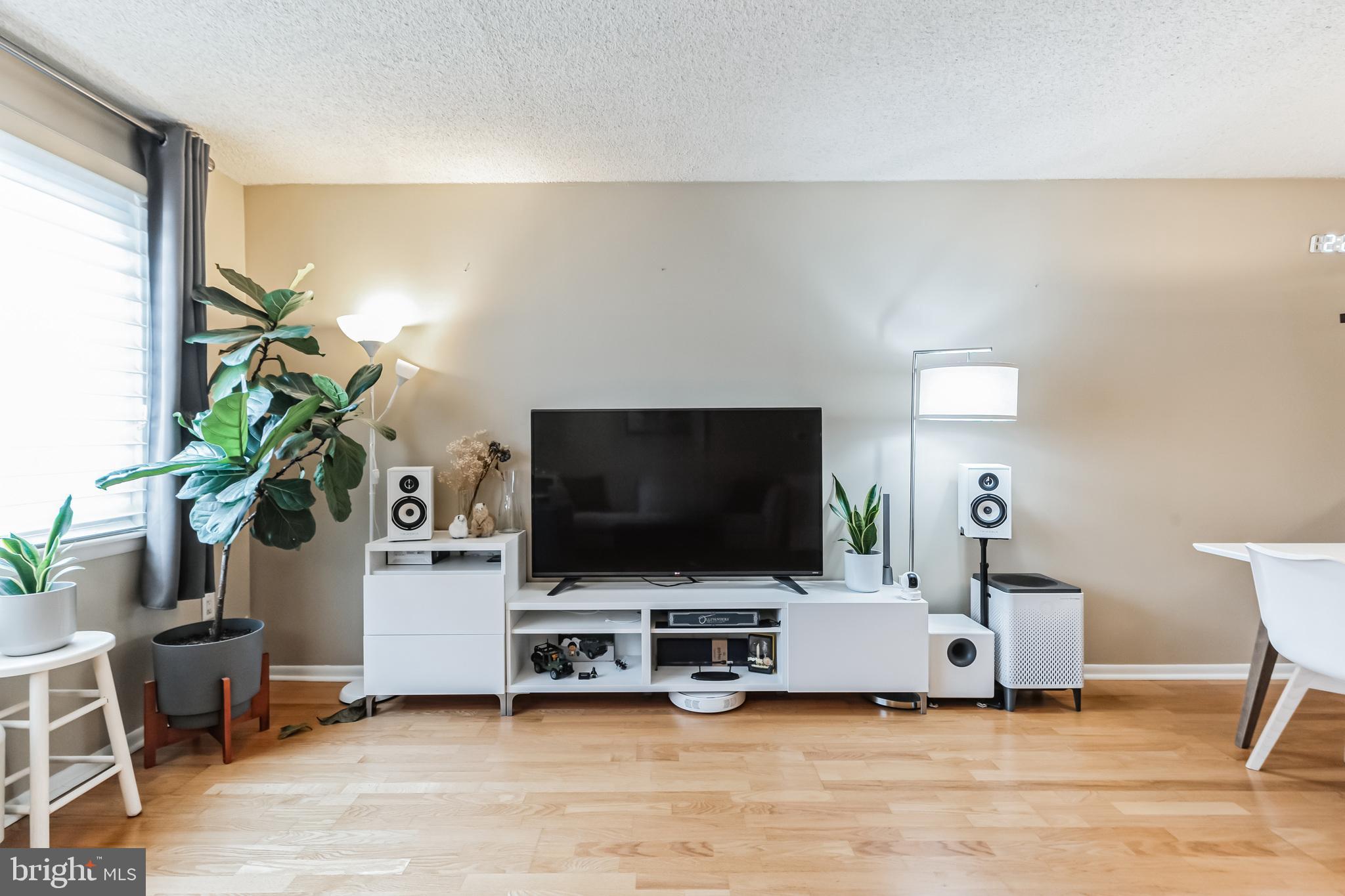 2201 Cherry Street, Unit 603 Philadelphia, PA 19103 - Photo 14 of 32 a living room with furniture and a flat screen tv