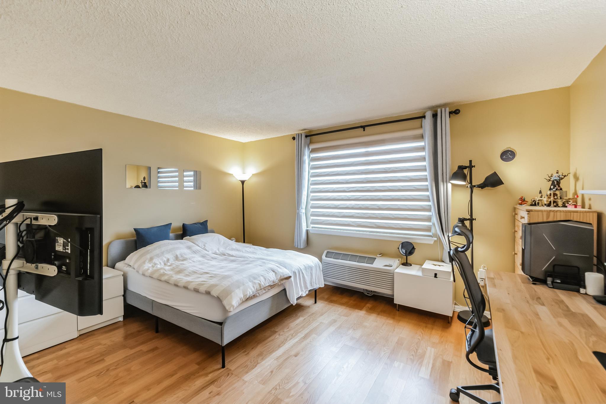 2201 Cherry Street, Unit 603 Philadelphia, PA 19103 - Photo 31 of 32 a bedroom with a bed and a chair