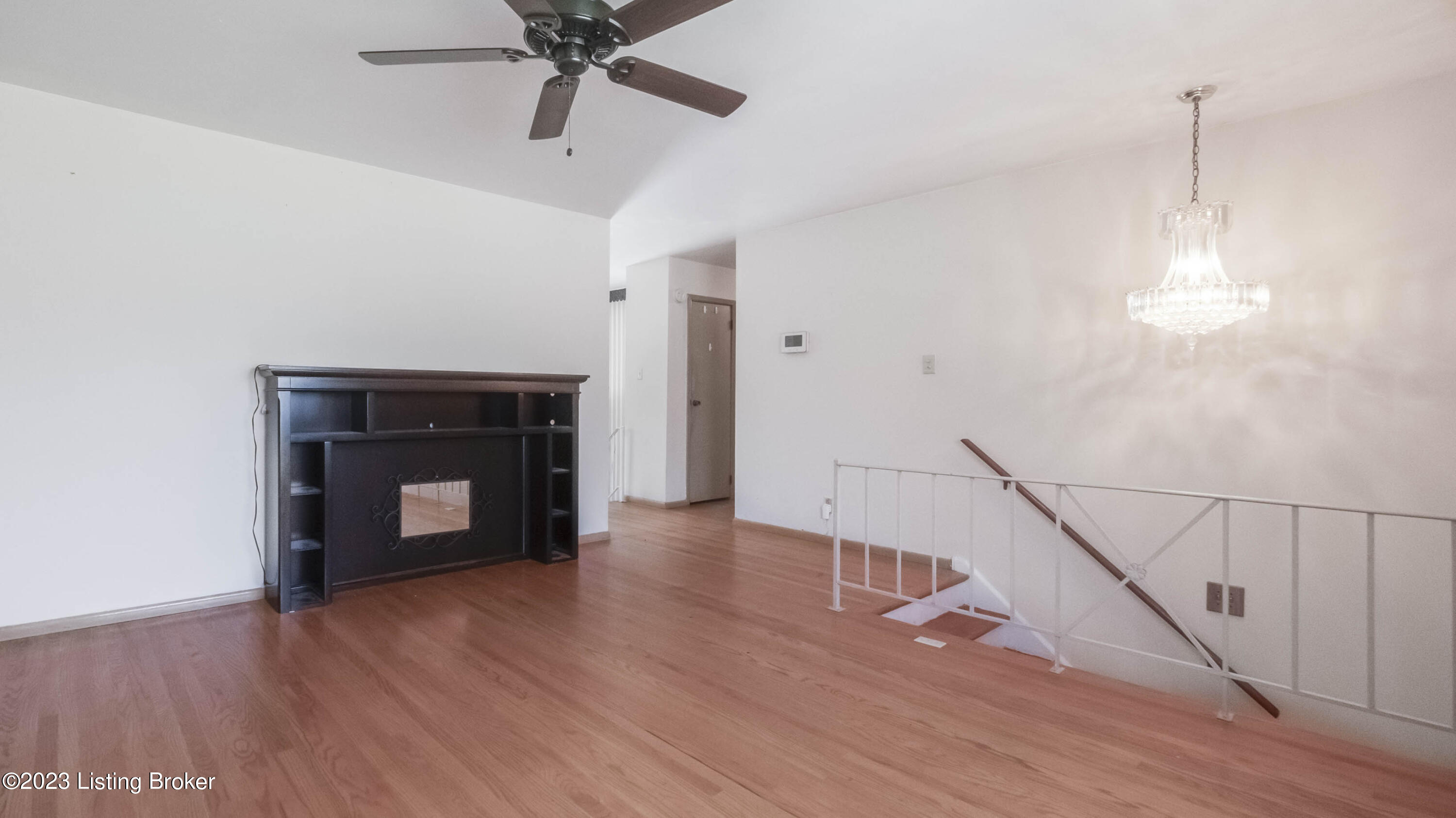 5102 Red Fern Road Louisville, KY 40218 - Photo 5 of 31 Living Room