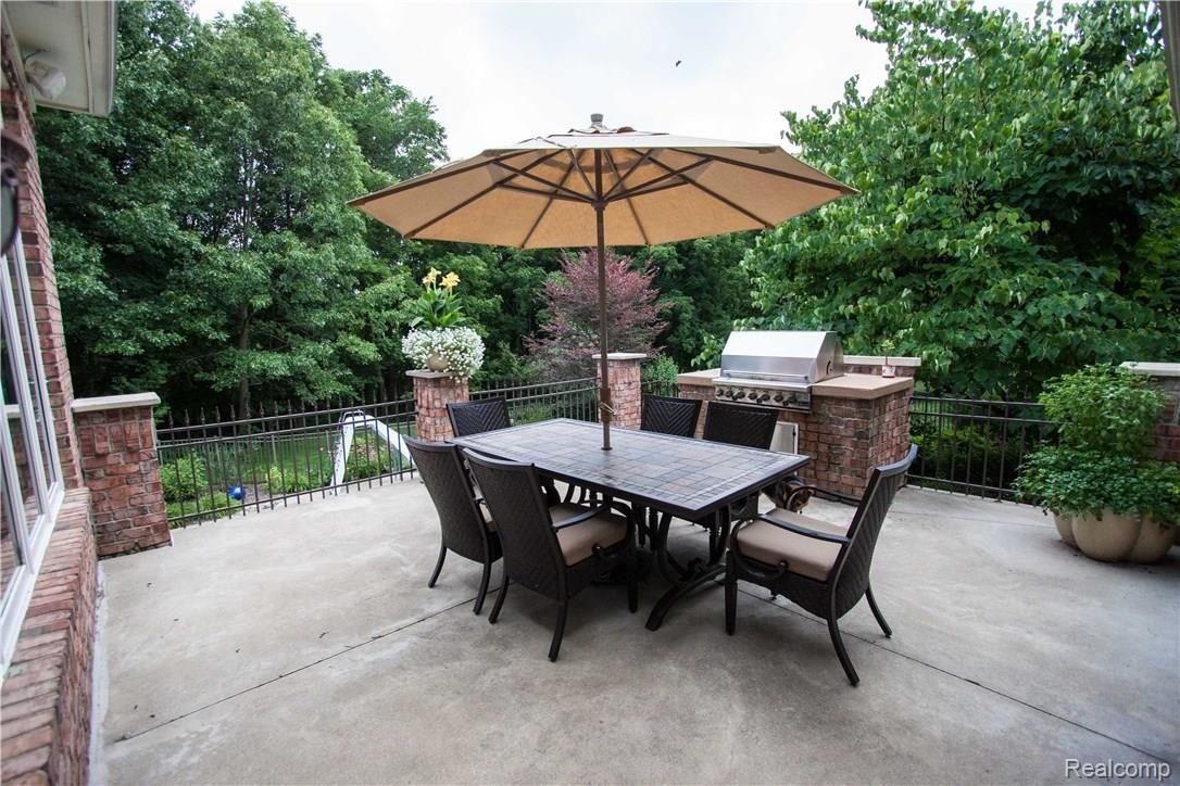 690 Sheldon Court Rochester, MI 48306 - Photo 10 of 46 Patio off kitchen