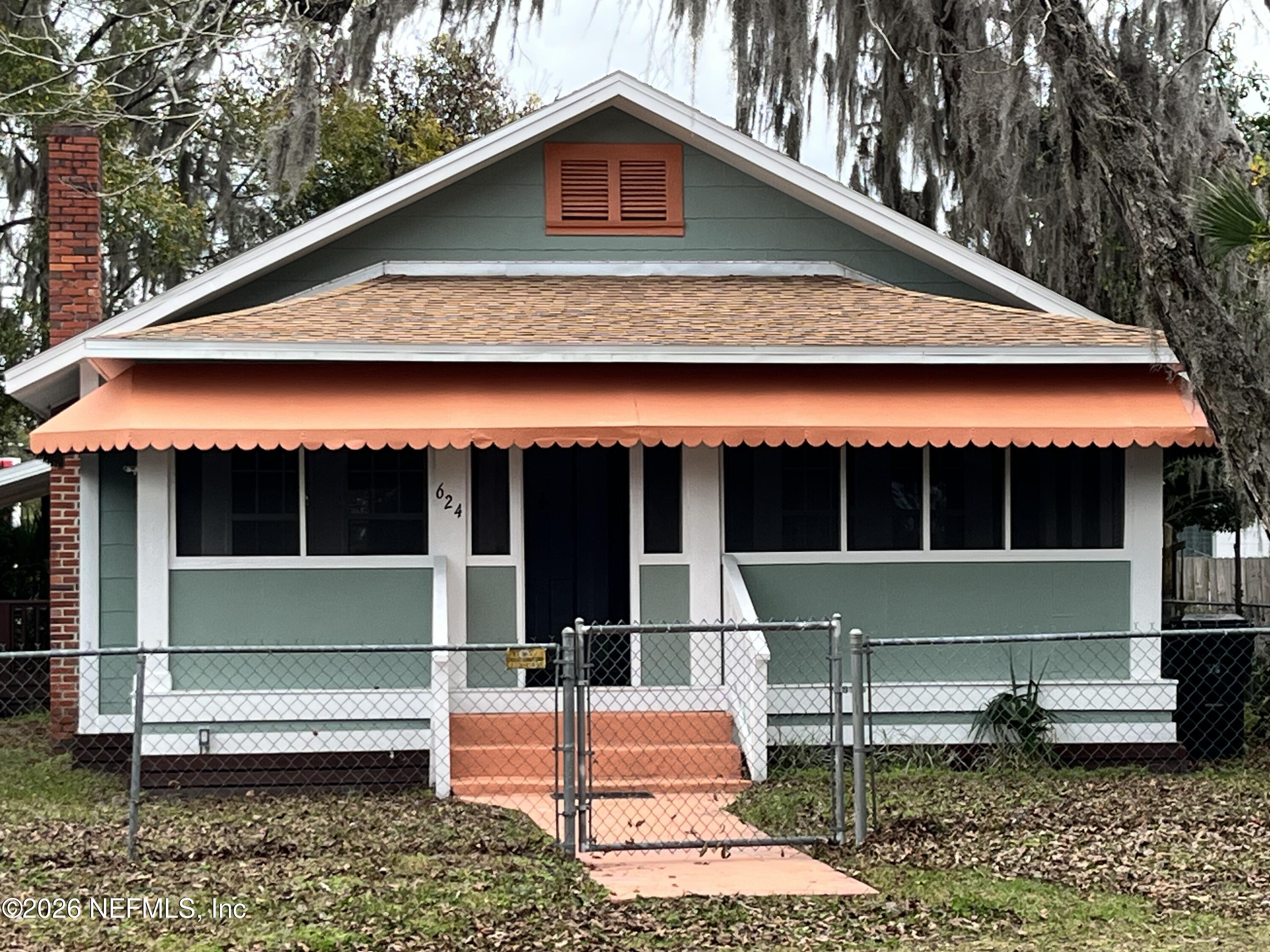 624 North Lake Street Starke, FL 32091 - Photo 2 of 34 a front view of a house with garden